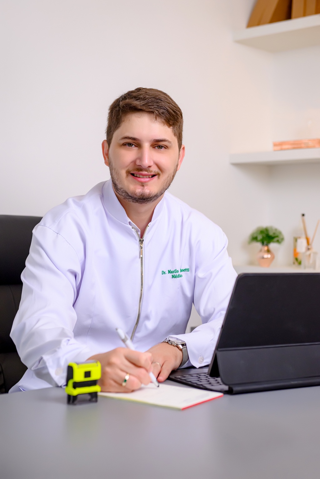 Dr. Murilo Brunetti em seu consultório